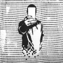 Illustration eines Jugendlichen mit Smartphone vor dem Gesicht, der sich in Pixeln auflöst. Als Hintergrund eine Tapete aus Nullen und Einsen.