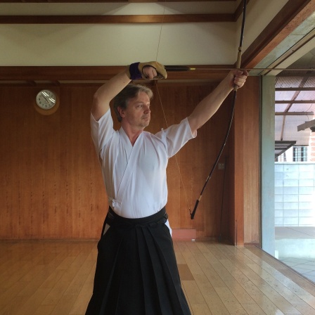 Beim Kyudo-Training - Johannes S. Sistermanns im Dojo des Meiji Shrines, Kyoto