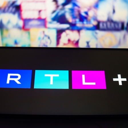 In dieser Fotoillustration wird das RTL+-Logo auf einem Smartphone-Bildschirm angezeigt, 30.03.2023. 