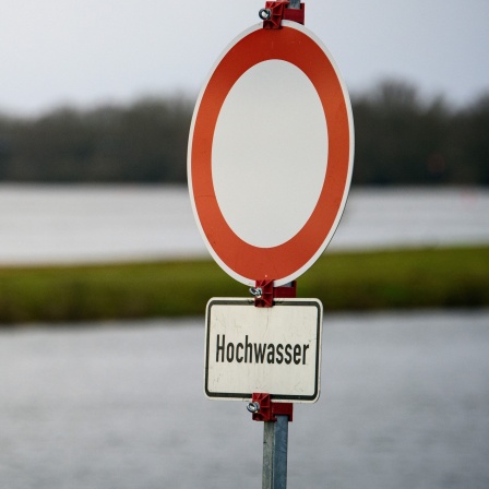 Ein Verkehrsschild mit der Aufschrift "Verbot für Fahrzeuge aller Art" mit dem Zusatz "Hochwasser", 2022