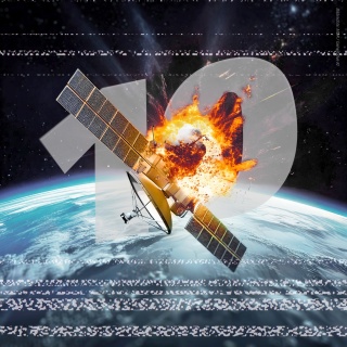 Explodierender Satellit, der über der Erde schwebt, Bildrauschen am oberen und unteren Rand.