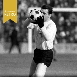 Torwart Günter Bernard vom SVW sichert den Fußball. Saison 1965/66
