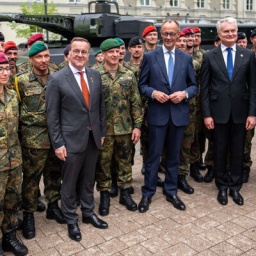 Indienststellung der Panzerbrigade in Litauen, Bundesverteidigungsminister Boris Pistorius und Bundeskanzler Friedrich Merz sind anwesend.