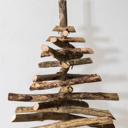 Selbstgebauter Weihnachtsbaum aus Holzstücken