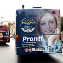 Ein Bus mit dem Konterfei Giorgia Melonis auf der Rückseite fährt über die Straßen Roms.