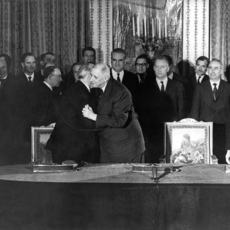 Der französische Staatspräsident Charles de Gaulle (r) und der deutsche Bundeskanzler Konrad Adenauer (l) umarmen sich nach der Unterzeichnung des deutsch-französischen Freundschaftsvertrages in Paris am 22. Januar 1963.