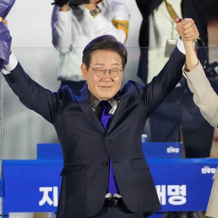 Der Präsidentschaftskandidat der Demokratischen Partei Südkoreas, Lee Jae-myung, und seine Frau Kim Hea Kyung feiern vor der Nationalversammlung in Seoul.