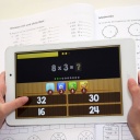 Eine Schülerin arbeitet zu Hause an ihrem Tablet mit einer Lern-App