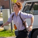Kommissarin Melly Böwe (Lina Beckmann) rennt mit Waffe im Fall "Daniel A." - Szene aus Polizeiruf 110 Rostock