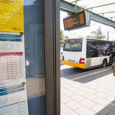 Ein Bus hält am Mainzer Hauptbahnhof.