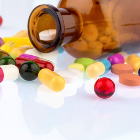 Viele Tabletten mit Behälter