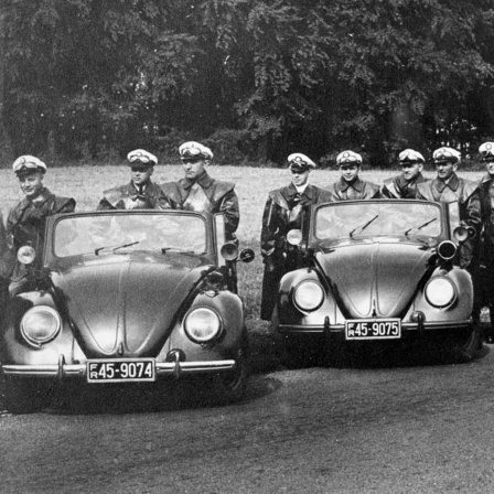 Historische Aufnahme von Polizisten mit Autos und Motorrollern