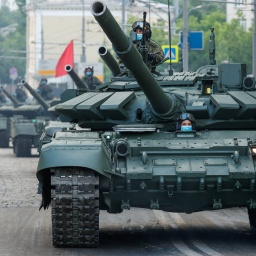 T-72B3-Panzer rollen vor einer Probe der Militärparade zum 75. Jahrestag des Sieges über Nazideutschland im Zweiten Weltkrieg auf dem Roten Platz in Moskau.