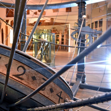 Das Modell eines geozentrischen Weltbildes aus der Sammlung August Hermann Franckes in der sogenannten Wunderkammer der Franckeschen Stiftungen in Halle (Saale) (Sachsen-Anhalt)