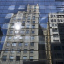 Spiegelungen von Gebäuden in der Fassade des Lever House Building, New York, USA