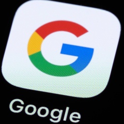 Die Applikation App Google ist auf dem Display eines Smartphones zu sehen.