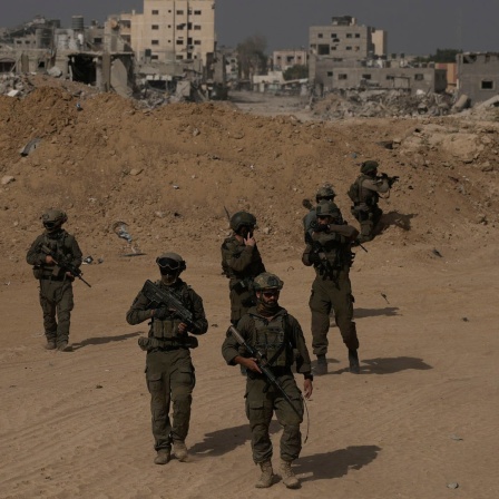 Israelische Soldaten nehmen während einer Bodenoperation im südlichen Gazastreifen Stellung ein.