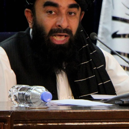 Taliban-Sprecher Zabihullah Mujahid spricht während einer Pressekonferenz. 