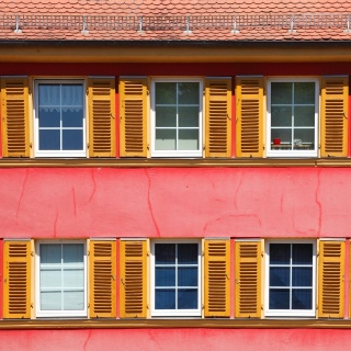 Fensterfront, rotes Wohnhaus