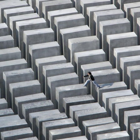 Ein Foto vom Denkmal für die ermordeten Juden Europas, kurz Holocaust-Mahnmal. Es errinnert mit seinen verschieden hohen 2711 quaderförmigen Beton-Stelen in der historischen Mitte Berlins an die rund 6 Millionen Juden, die unter der Herrschaft Adolf Hit