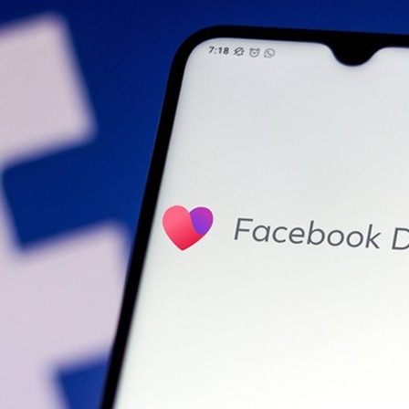 Ein Handy zeigt "Facebook Dating".