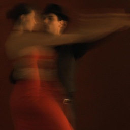 Ein Paar tanzt Tango.