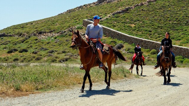 Reiseleiter vor seiner Kollegin Kim bei einem Reitausflug auf Mykonos, Griechenland.