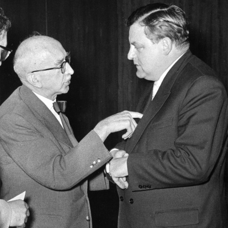 Der erste bayerische CSU-Ministerpräsident Fritz Schäffer und Franz-Josef Strauß 1957 bei einem CSU-Parteitag in München.