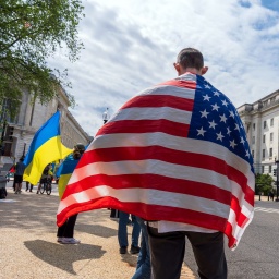 Aktivisten, die die Ukraine unterstützen, demonstrieren vor dem Kapitol.