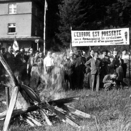 Deutsche und französische Studenten verbrennen am 8.8.1950 im Niemandsland zwischen St. Germanshof (deutsche Seite) und Wissembourg (französische Seite) auf einem Scheiterhaufen Grenzpfähle und Schilder, die sie zuvor an dem grenzübergang demontiert hatten. In einer Proklamation forderten sie die Bildung eines europäischen Parlaments und einer europäischen Regierung.
