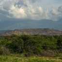 Blick auf ein Waldgebiet in der Nähe des Rancheria-Flusses, in dessen Umgebung das indigene Volk der Wayú lebt. Im Hintergrund türmt sich die Cerrejon-Kohlemine.