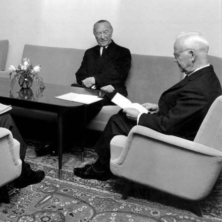Das Schwarzweiß-Foto zeigt, wie Bundespräsident Heinrich Lübke (r) Rücktrittsgesuch von Konrad Adenauer liest.