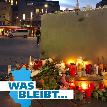 Blumen und Kerzen liegen nach dem Angriff auf die Synagoge in Halle mit zwei Toten am Vortag am Geoskop auf dem Marktplatz.