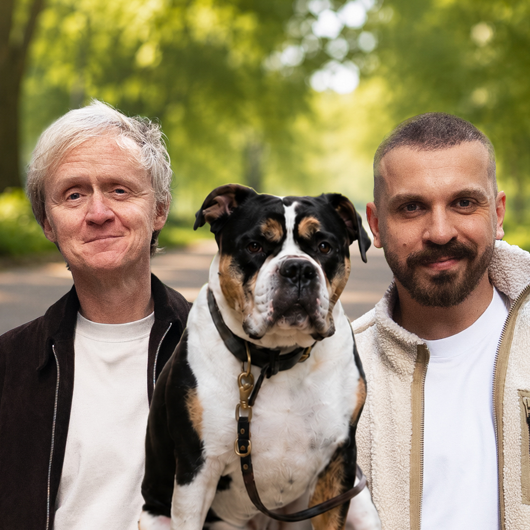 Pierre M. Krause mit Edin Hasanović und seiner Olde English Bulldogge namens Kuno