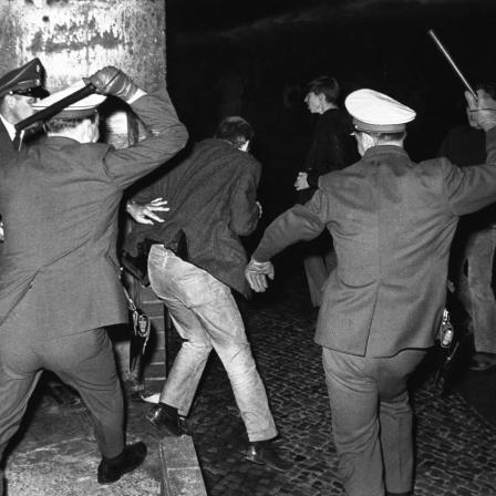 Polizisten setzen Schlagstöcke ein, um Anti-Schah-Demonstranten zurückzudrängen: Am 2. Juni 1967 kamen Schah Reza Pahlevi aus dem Iran und Kaiserin Farah während ihres Deutschlandbesuchs zu einer Opernaufführung in West-Berlin
