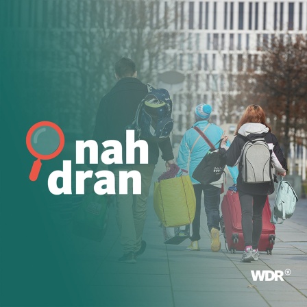 rote Lupe, daneben Schriftzug 'nah dran', im Hintergrund junge Menschen mit Gepäck
