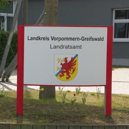 Das Schild vor dem Landratsamt im Landkreis Vorpommern-Greifswald.