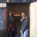 Lisa Kreißler und Juliane Bergmann stehen lachend in einer Tür.