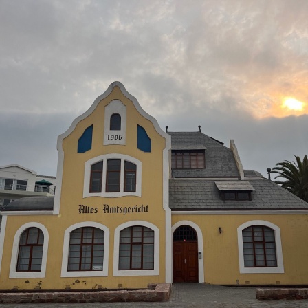 Das Alte Amtsgericht ist eines der vielen Gebäude aus der Kolonialzeit, die der Küstenstadt Swakopmund die Beschreibung "Namibias deutsche Stadt" verleihen; © picture alliance/dpa/Kristin Palitza