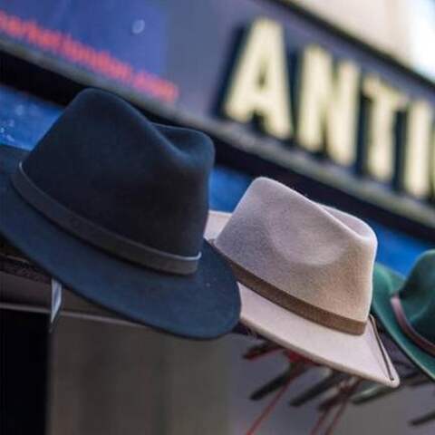 Ausgestellte Hüte vor einem Geschäft am Portobello Market in London