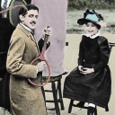 Marcel Proust mit Tennisschläger als Gitarre
