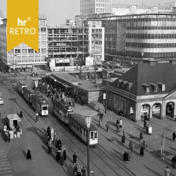 Straßenverkehrsszene mit Autos, öffentlichen Verkehrsmitteln, Fußgängern, Vogelperspektive der Hauptwache 1950er Jahre