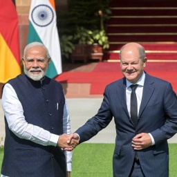 Indien, Neu Delhi: Der indische Premierminister Narendra Modi (l), und der deutsche Bundeskanzler Olaf Scholz (SPD) schütteln sich die Hände während der Deutsch-Indischen Regierungskonsultationen in Neu Delhi. 