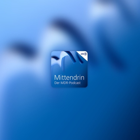 Weißer Text "Mittendrin - Der MDR-Podcast" auf blauem Hintergrund, rechts oben weiße Ecke mit dunkelblauem ARD-Logo.