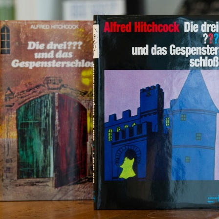 Das Wendecover des Re-Prints «Die drei ??? und das Geisterschloss (ß)» wie es als erste deutsche Ausgabe 1968 (l) erschien und im aktuellen Coverdesign (r),