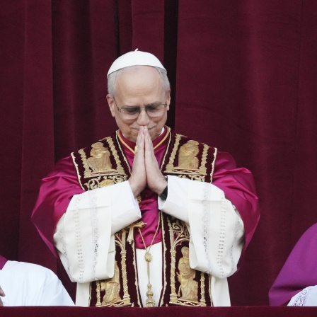 Kardinal Robert Prevost erscheint auf der zentralen Loggia des Petersdoms, nachdem er zum 267. Pontifex der römisch-katholischen Kirche gewählt wurde. Er wählt den Namen von Papst Leo XIV.