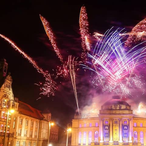 Mit einem Feuerwerk auf dem Opernhaus am Theaterplatz feiern die Chemnitzer die Ernennung als Kulturhauptstadt 2025. Chemnitz wird Deutschland als europäische Kulturhauptstadt 2025 vertreten.
