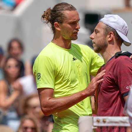 Alexander Zverev tröstet Tallon Griekspoor nach seiner Aufgabe im Achtelfinale bei den French Open in Paris