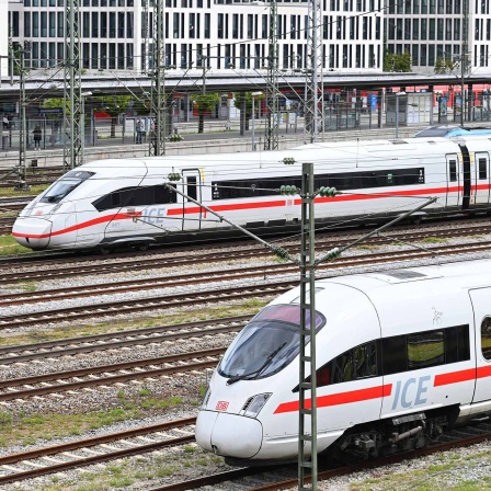 Einfahrender ICE am Hauptbahnhof München (Bild: picture alliance / SVEN SIMON | Frank Hoermann)