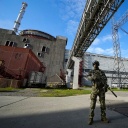 Ein russischer Soldat bewacht das Kernkraftwerk Saporischschja im Südosten der Ukraine.